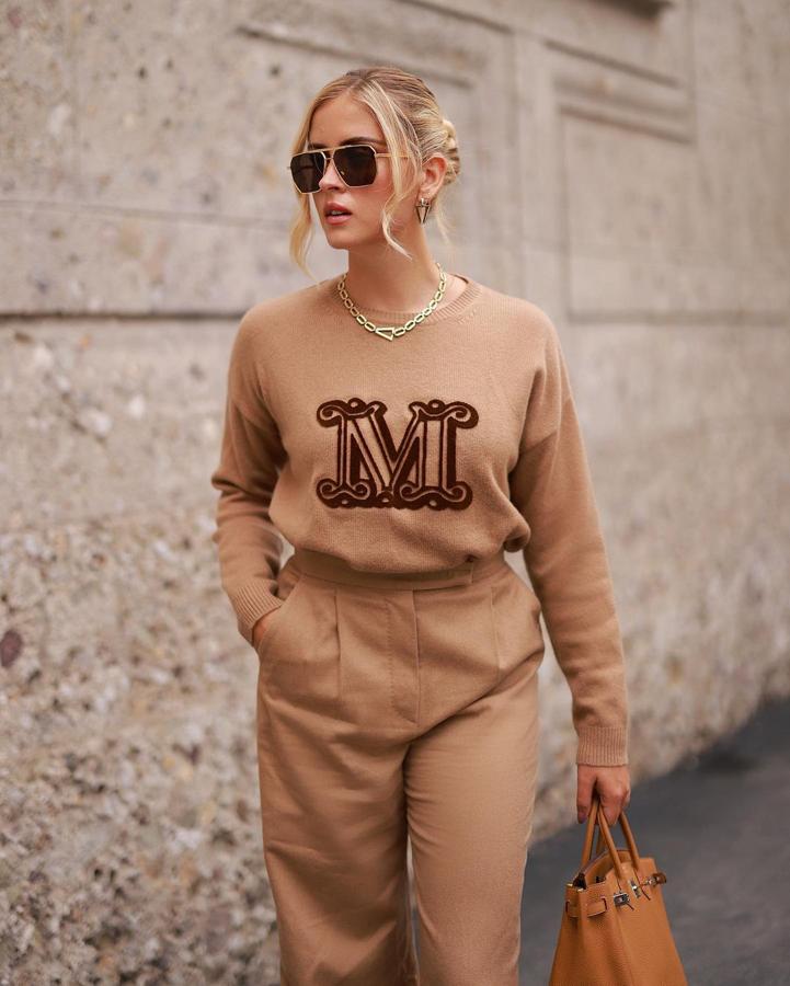 Comfy - Ideas con estilo para vestir en tonos tierra. En versión camel siempre es una buena elección, y si se quiere añadir un toque más innovador, se puede hacer como Valentina Ferragni y recurrir a un detalle diferenciador, ya sea un bordado o un accesorio en otro tono que rompa con la gama cromática.