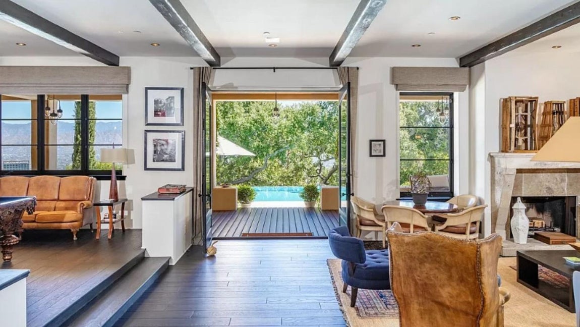 La mansión californiana de Justin Timberlake y Jessica Biel. Los espacios abiertos protagonizan la mayor parte de las estancias y el salón principal comunica con uno de los porches. La madera tiene una presencia especial en todas las estancias, tanto en los suelos como las vigas del techo y los marcos de las ventanas.