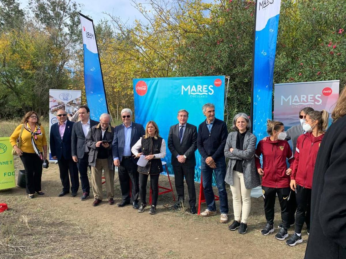 Un total de 160 voluntarios recogen 986 kilos de residuos en la ribera del río Guadalquivir en Sevilla