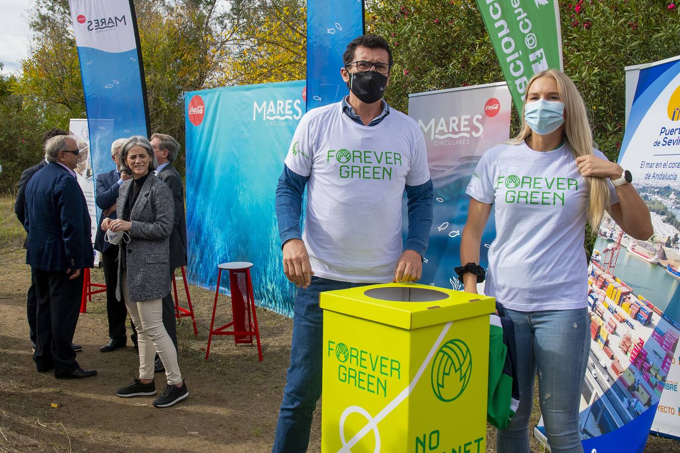 Recogida de residuos en la ribera del Guadalquivir de Sevilla, en imágenes