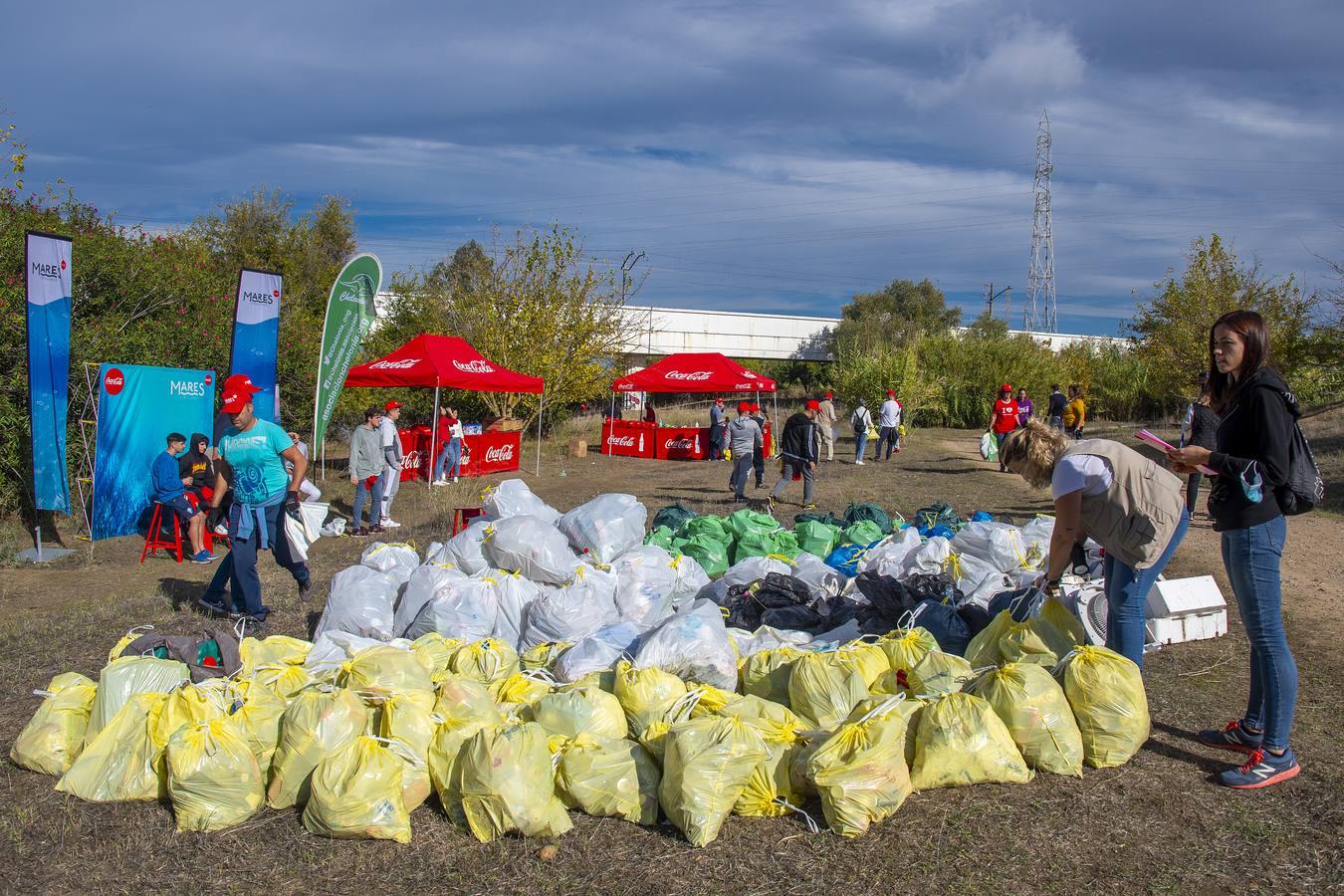 Recogida de residuos en la ribera del Guadalquivir de Sevilla, en imágenes