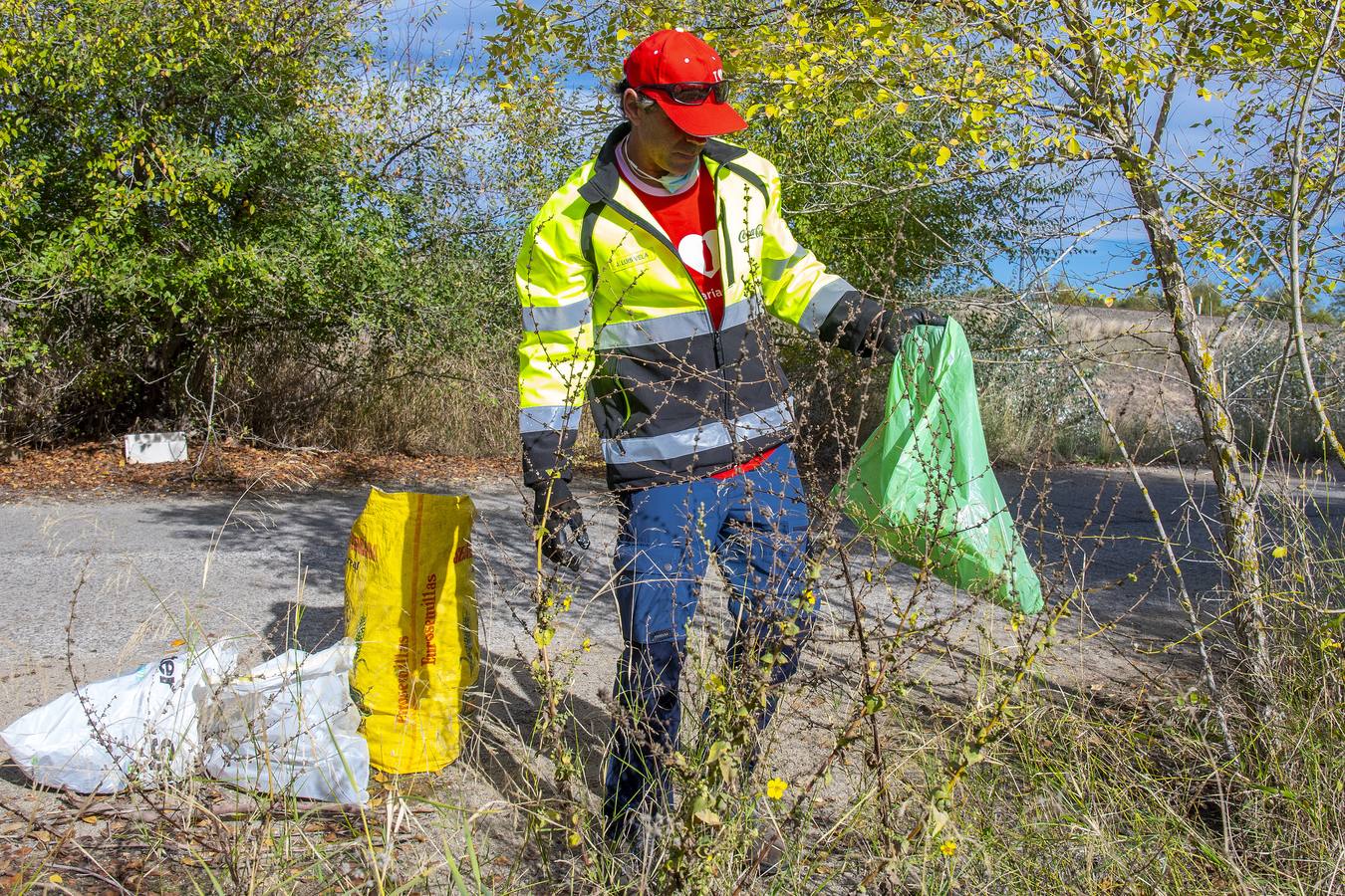 Recogida de residuos en la ribera del Guadalquivir de Sevilla, en imágenes