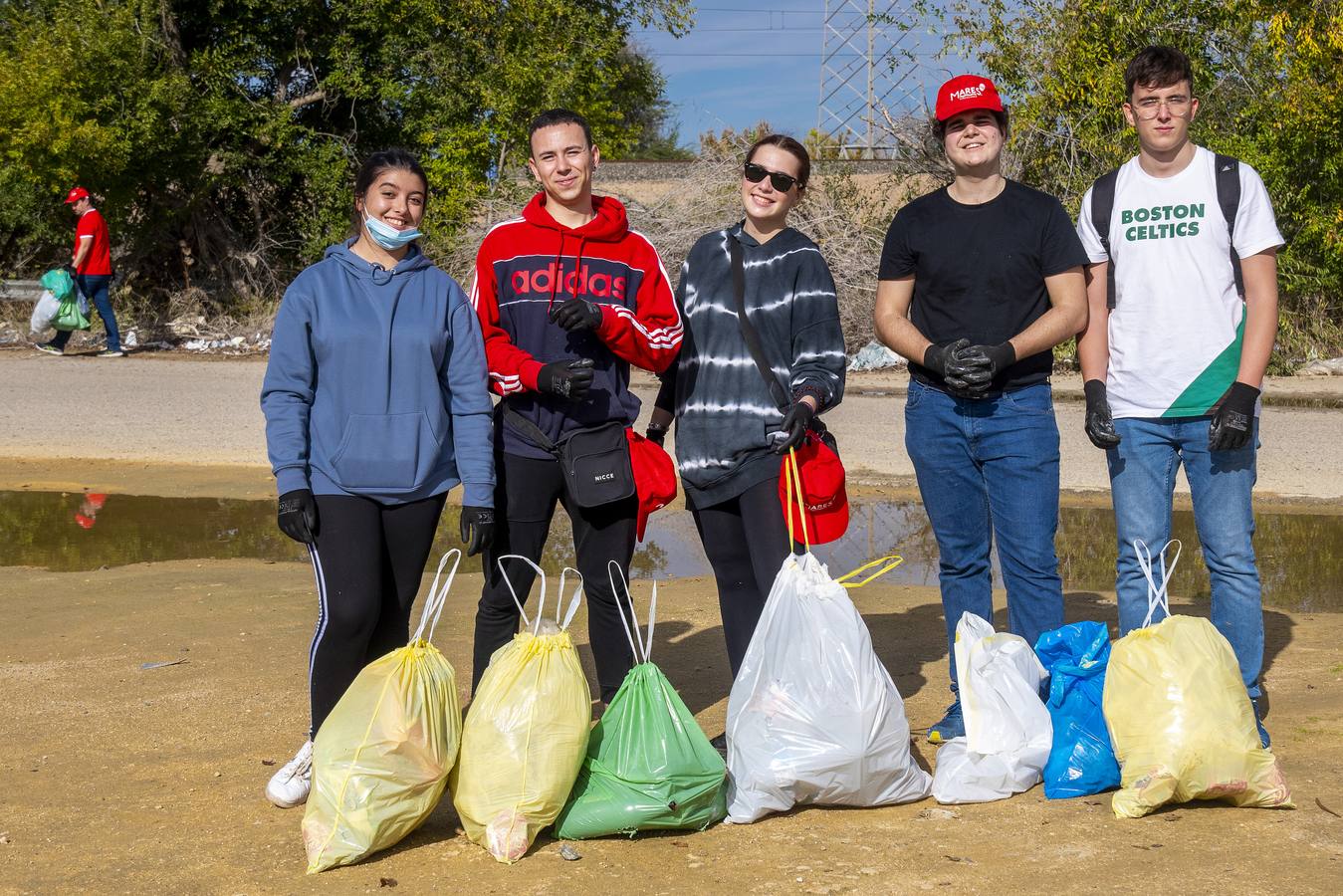 Recogida de residuos en la ribera del Guadalquivir de Sevilla, en imágenes