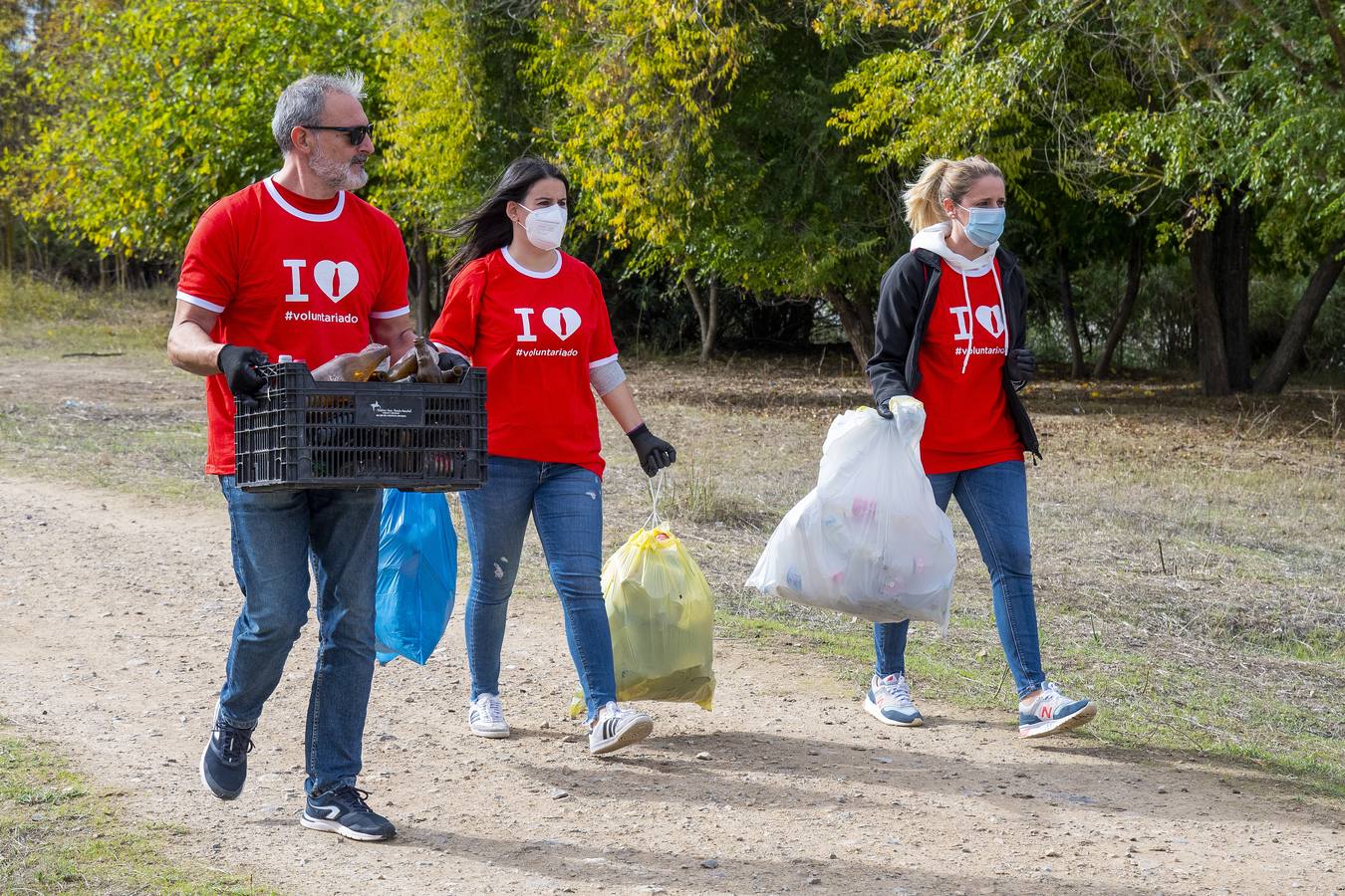 Recogida de residuos en la ribera del Guadalquivir de Sevilla, en imágenes