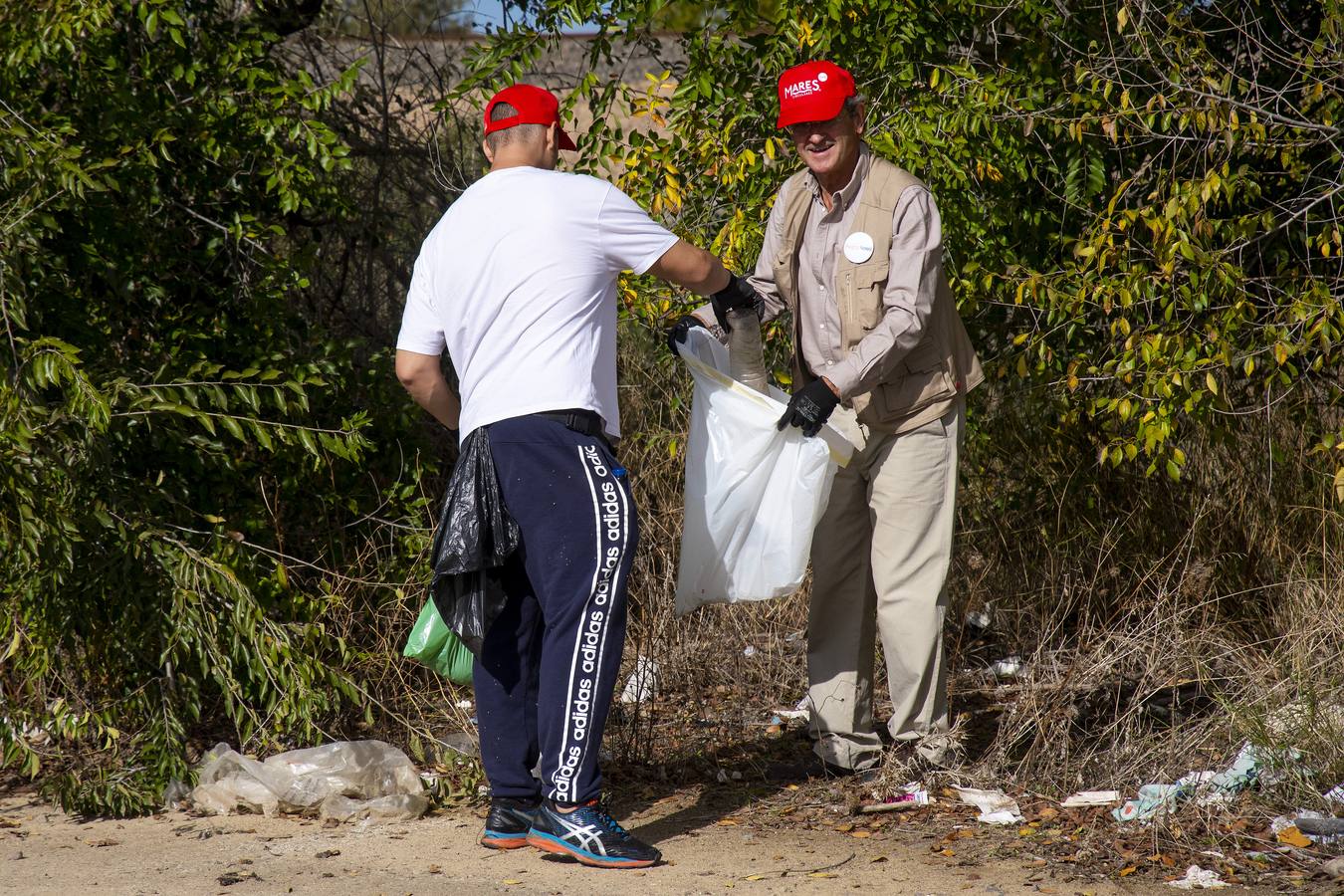 Recogida de residuos en la ribera del Guadalquivir de Sevilla, en imágenes