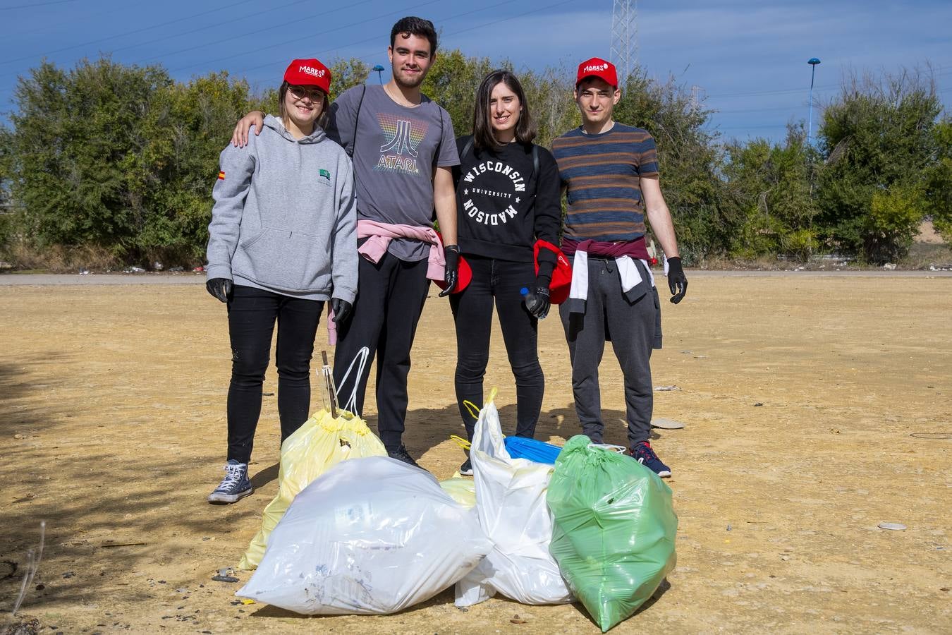 Recogida de residuos en la ribera del Guadalquivir de Sevilla, en imágenes