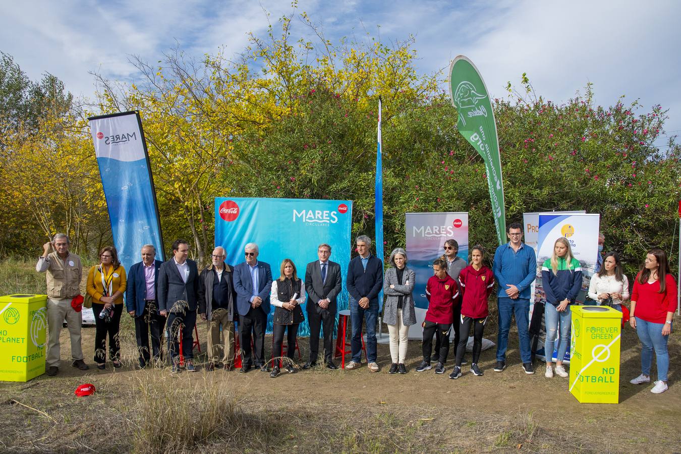 Recogida de residuos en la ribera del Guadalquivir de Sevilla, en imágenes