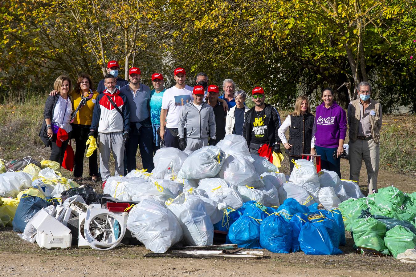 Recogida de residuos en la ribera del Guadalquivir de Sevilla, en imágenes