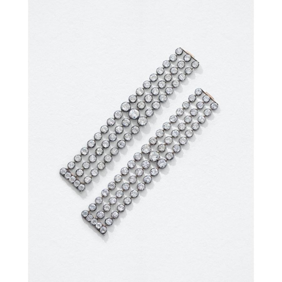 Las dos pulseras, que se guardan en un estuche azul original, fueron diseñadas de forma que también se pueden juntar para formar un collar. María Antonieta y una de sus más fieles damas de compañía, Madame Campan, pasaron una noche entera envolviendo sus joyas en algodón y ocultándolas en una pequeña caja de madera. Otras tantas fueron cosidas en el interior de enaguas y vestidos. El reinado de Luis XVI se tambaleaba peligrosamente y querían ponerlas a salvo. La caja de joyas abandonó Francia en manos del Conde de Mercy-Argenteau, embajador de Francia, que las hizo llegar hasta Viena. Después de que Luis XVI y María Antonieta fuesen guillotinados, el hijo de los reyes, Luis XVII, murió en cautividad. Pero su hermana María Teresa fue liberada en 1795 y, a su llegada a Austria, el emperador le entregó las joyas que habían pertenecido a su madre