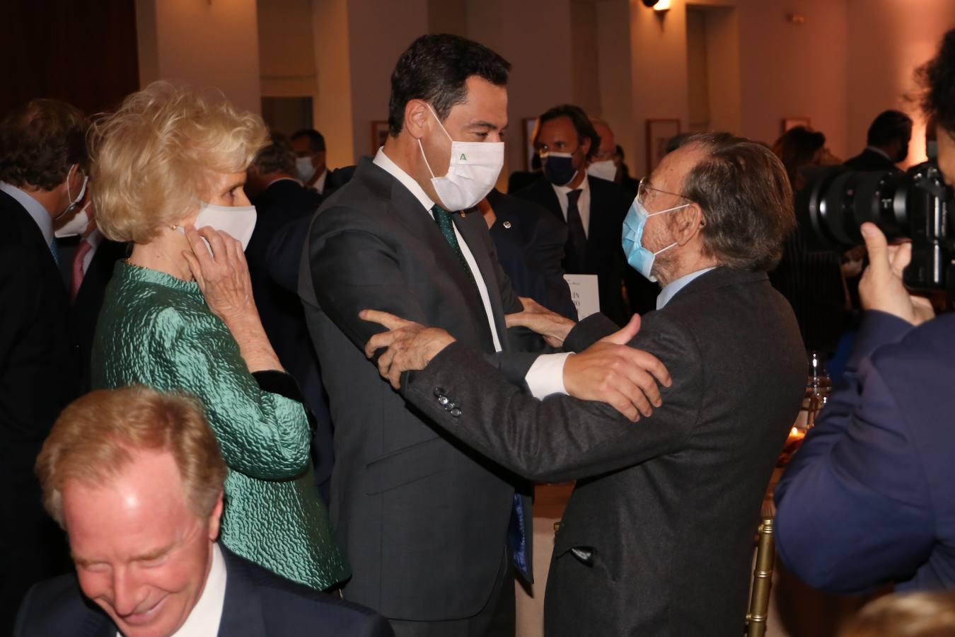 El presidente de la Junta de Andalucía, Juanma Moreno, junto a Soledad Becerril y otro de los invitados