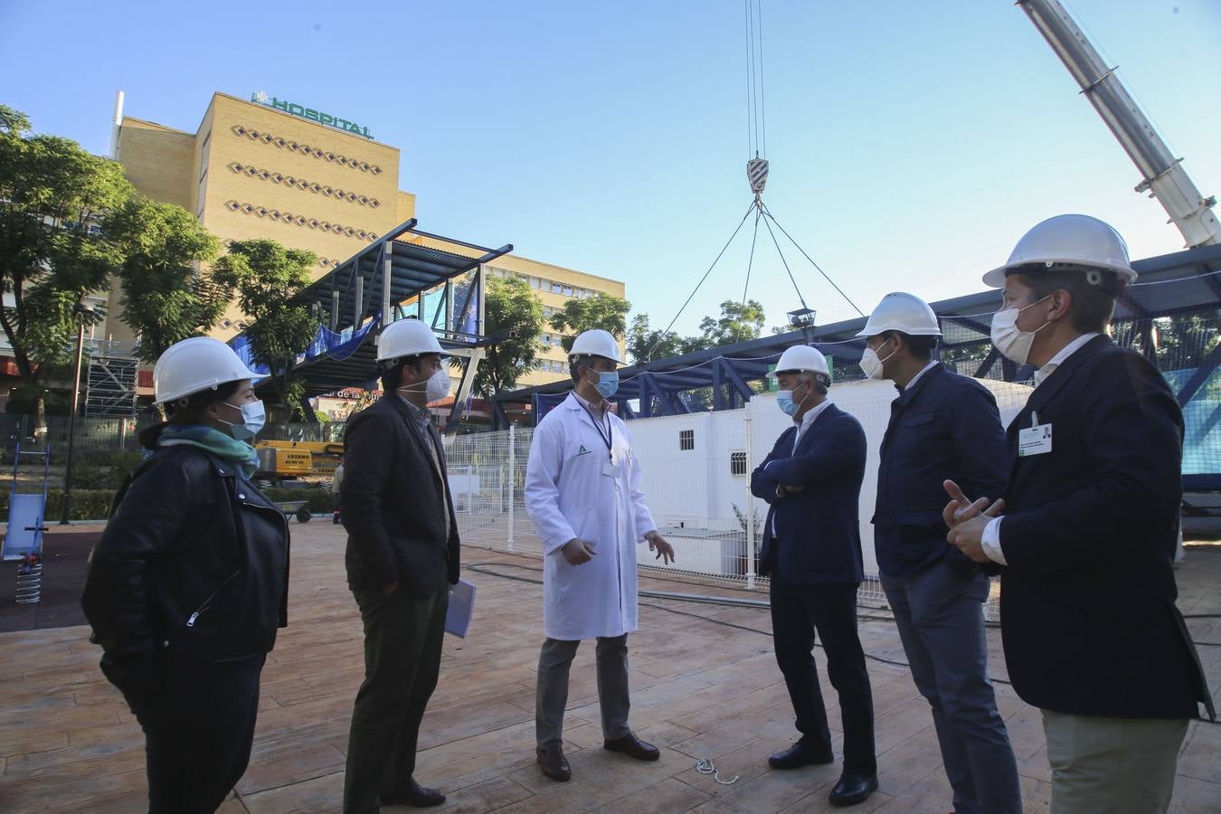 Montaje de la pasarela volada que conectará los cuatro hospitales Virgen del Rocío en Sevilla