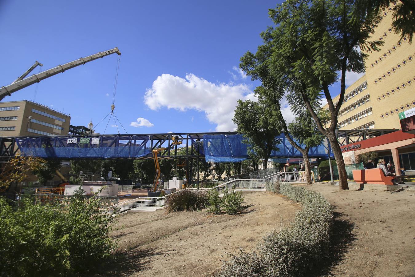 Montaje de la pasarela volada que conectará los cuatro hospitales Virgen del Rocío en Sevilla