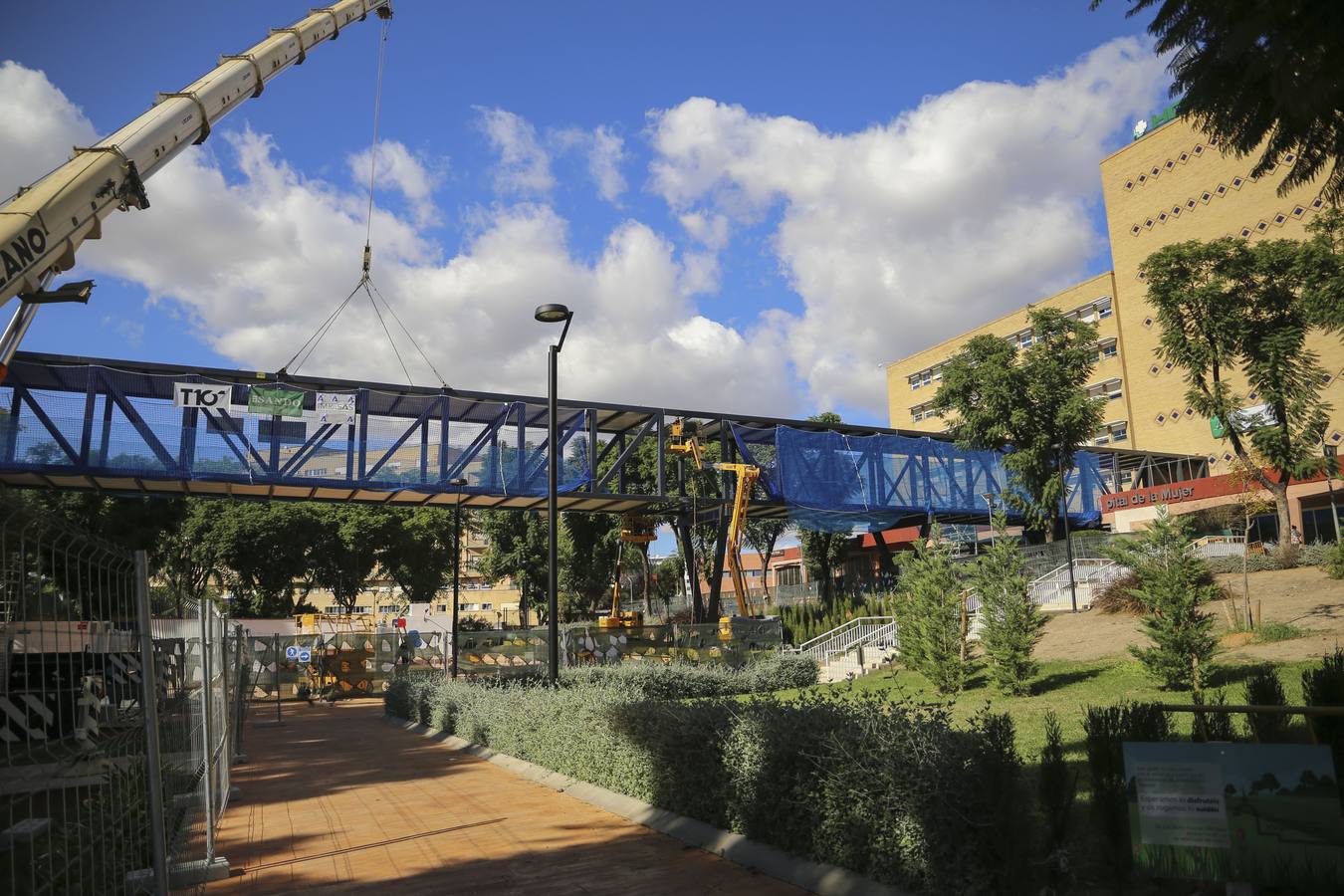 Montaje de la pasarela volada que conectará los cuatro hospitales Virgen del Rocío en Sevilla