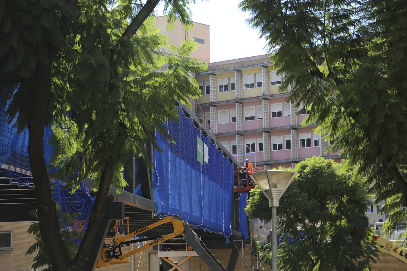 Montaje de la pasarela volada que conectará los cuatro hospitales Virgen del Rocío en Sevilla