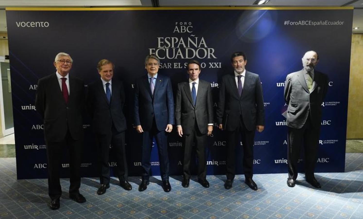 Los ponentes y otros asistentes a la mesa redonda. 