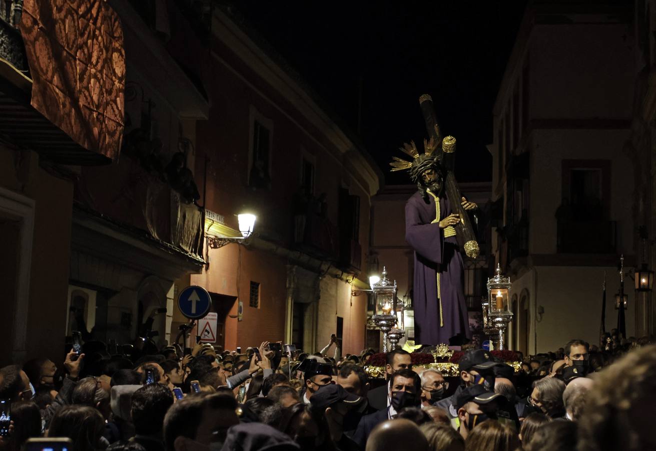 En imágenes, el Gran Poder ilumina los callejones del Centro