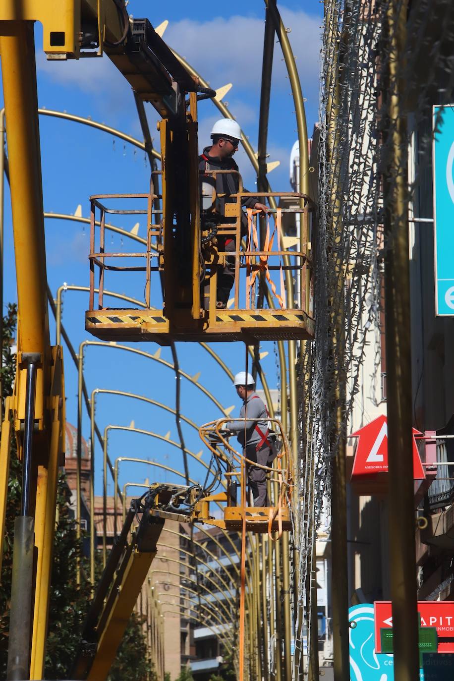 Córdoba se prepara ya para la Navidad con la instalación del alumbrado, en imágenes