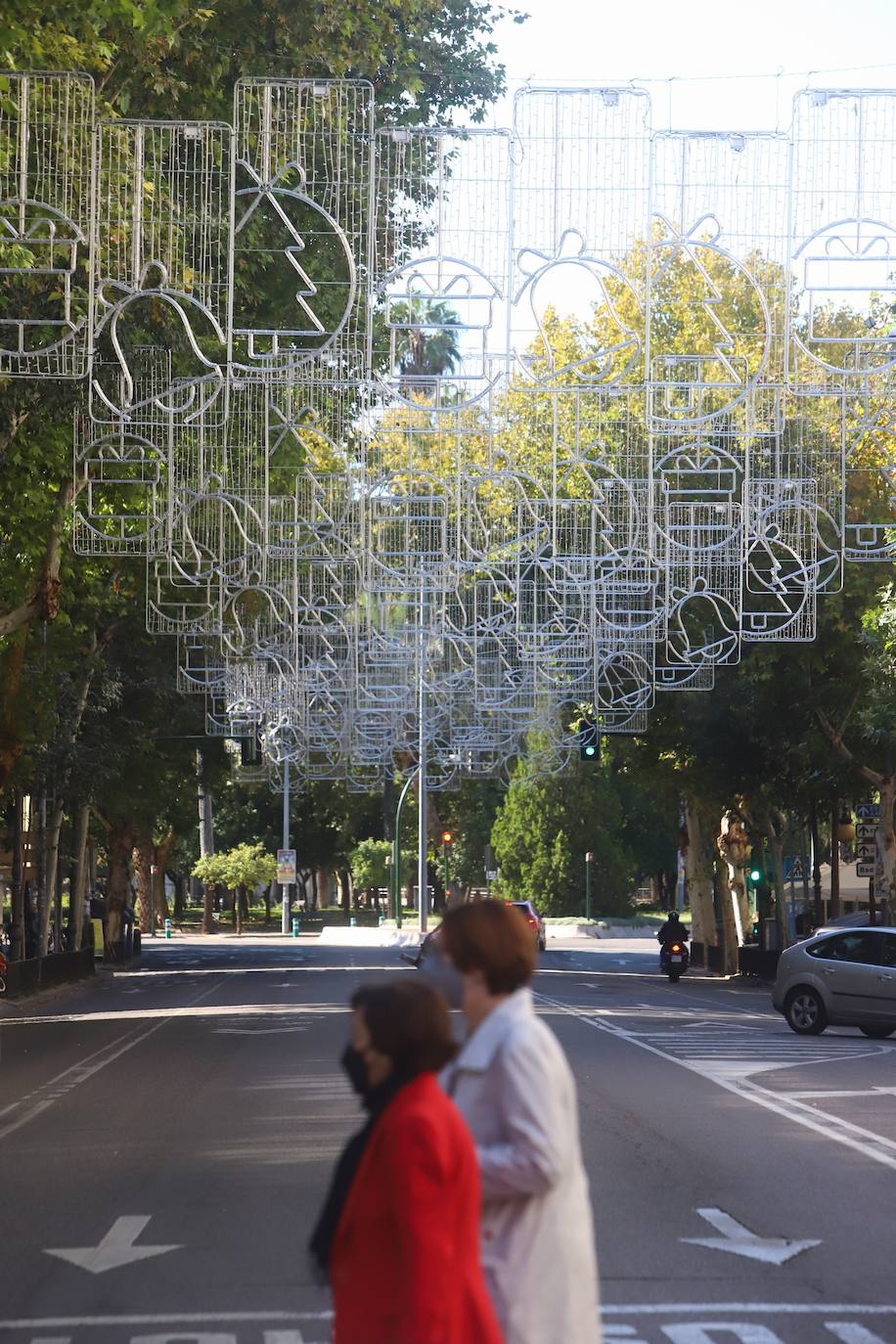 Córdoba se prepara ya para la Navidad con la instalación del alumbrado, en imágenes