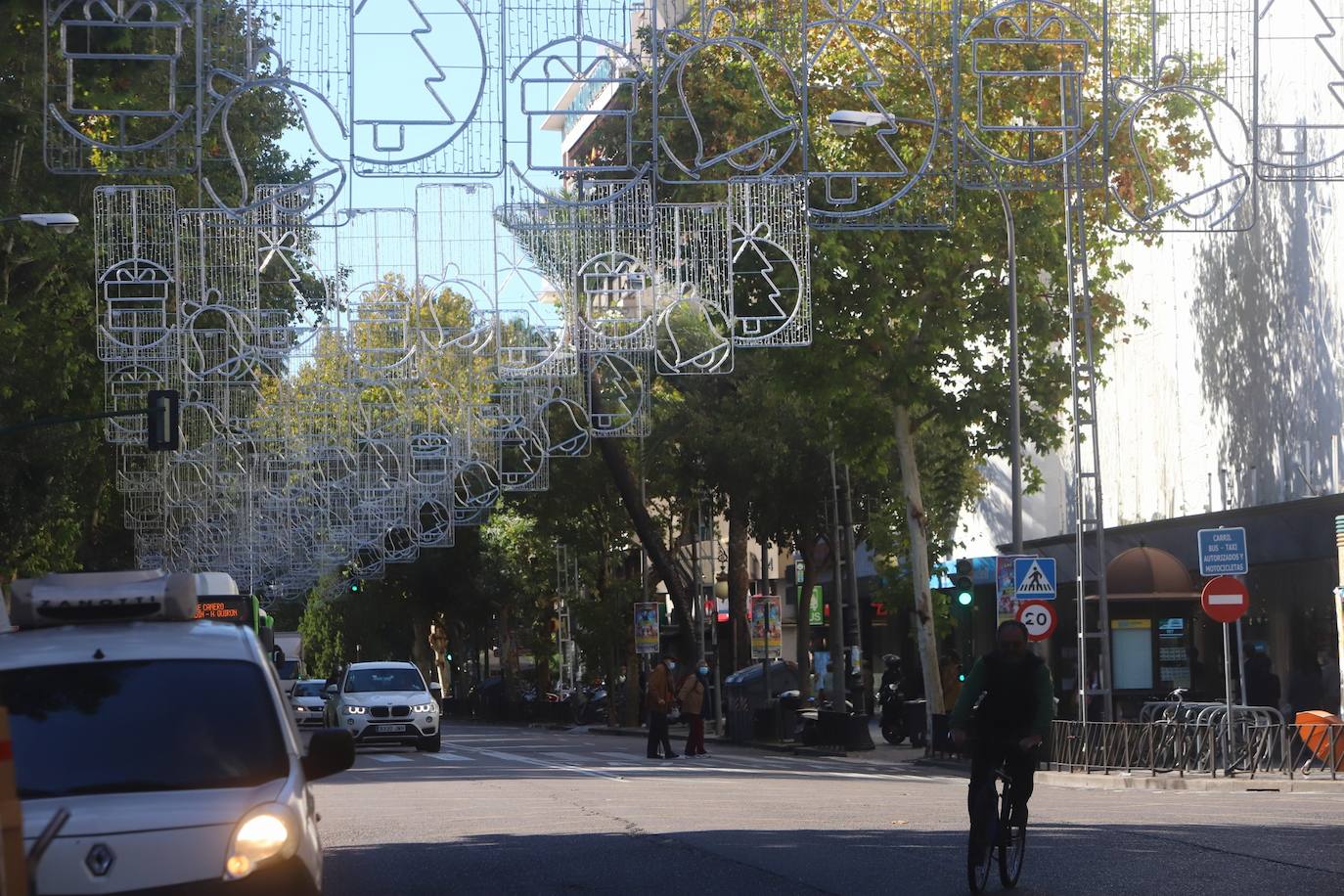 Córdoba se prepara ya para la Navidad con la instalación del alumbrado, en imágenes