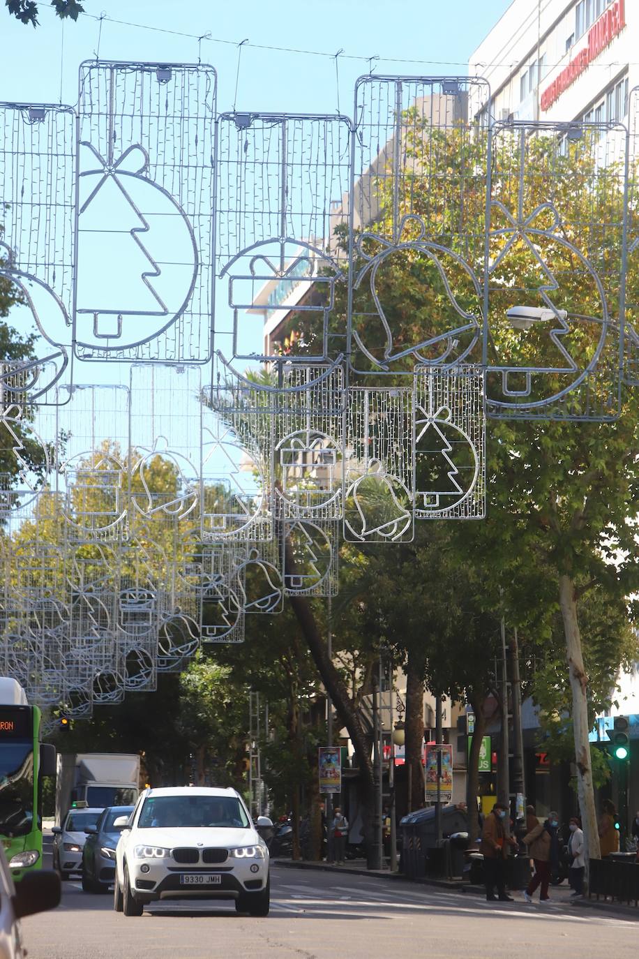 Córdoba se prepara ya para la Navidad con la instalación del alumbrado, en imágenes