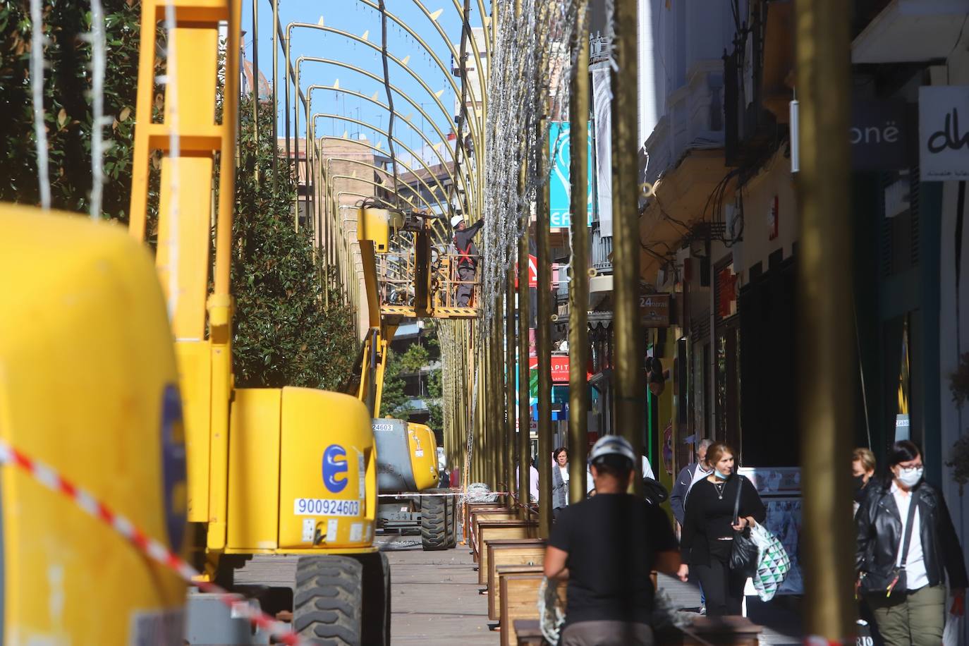 Córdoba se prepara ya para la Navidad con la instalación del alumbrado, en imágenes