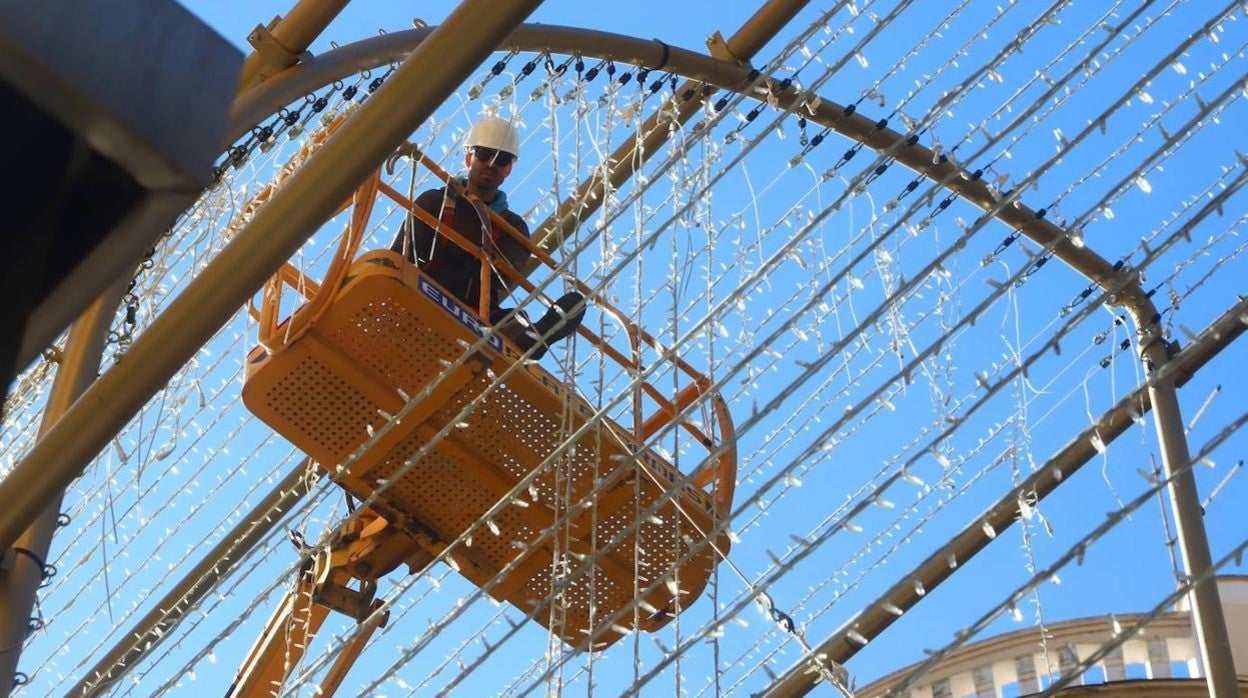 Córdoba se prepara ya para la Navidad con la instalación del alumbrado, en imágenes