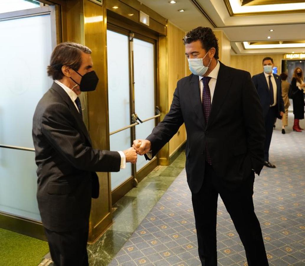 Julián Quirós saluda a José María Aznar a su llegada. 