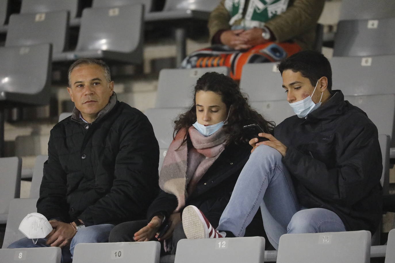 Córdoba-Montijo: el ambiente en las gradas de El Arcángel, en imágenes