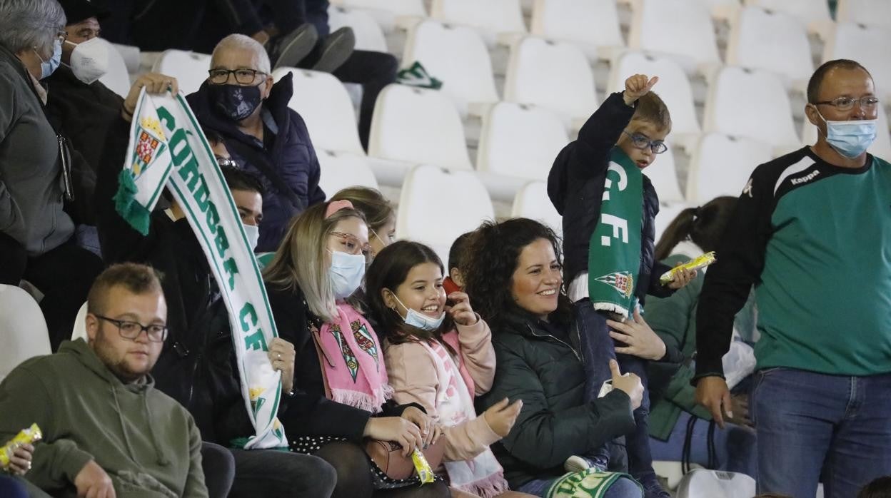 Córdoba-Montijo: el ambiente en las gradas de El Arcángel, en imágenes