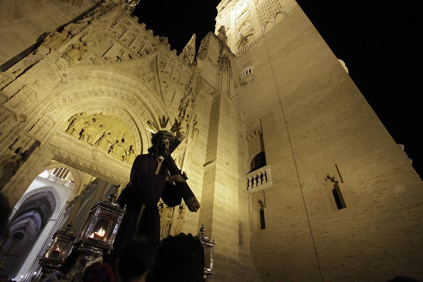 En imágenes, ecos antiguos de miserere reciben al Gran Poder en la Catedral