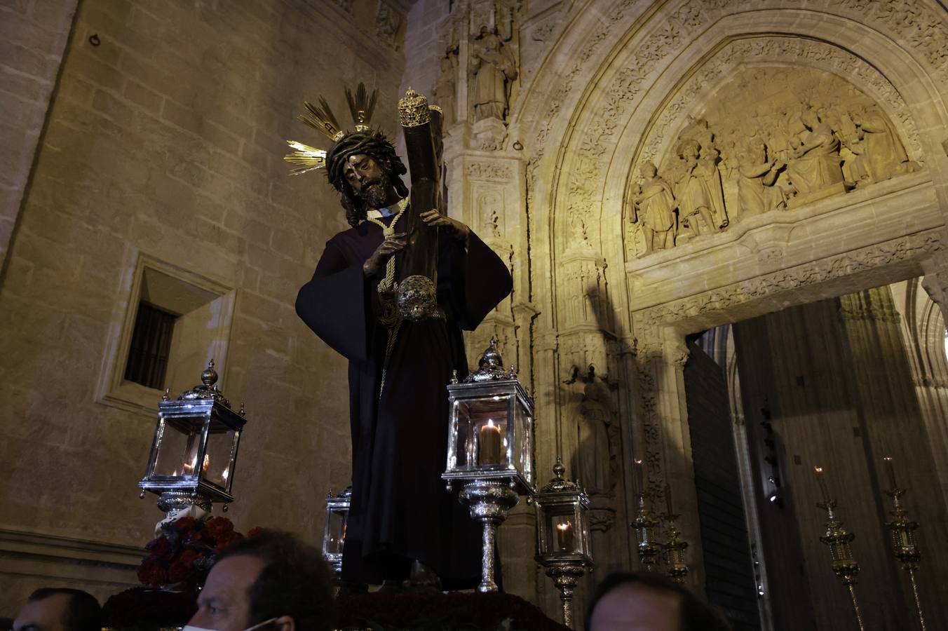 En imágenes, ecos antiguos de miserere reciben al Gran Poder en la Catedral