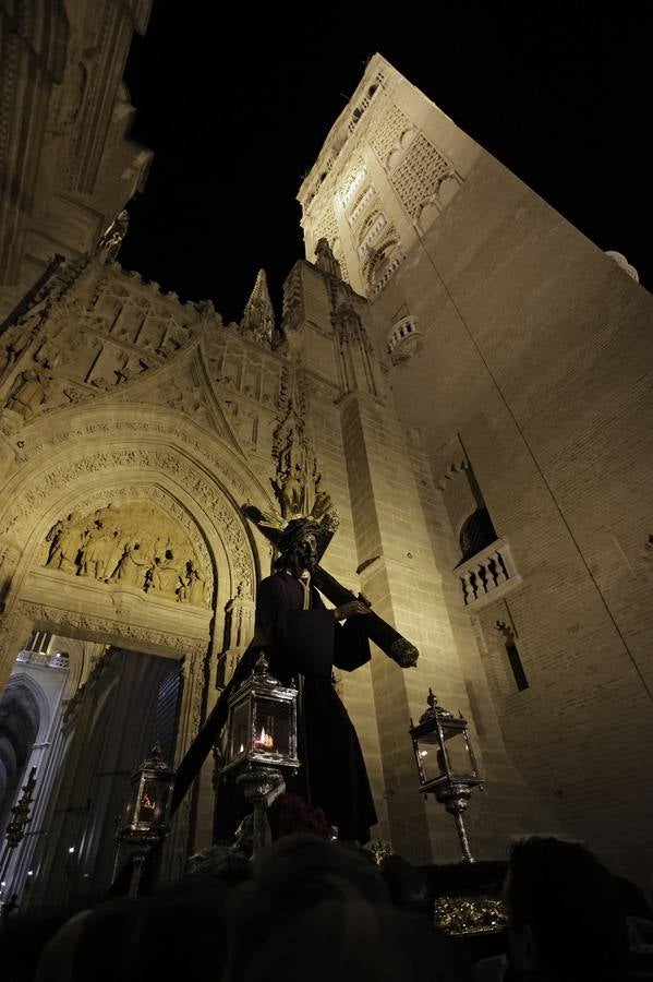 En imágenes, ecos antiguos de miserere reciben al Gran Poder en la Catedral