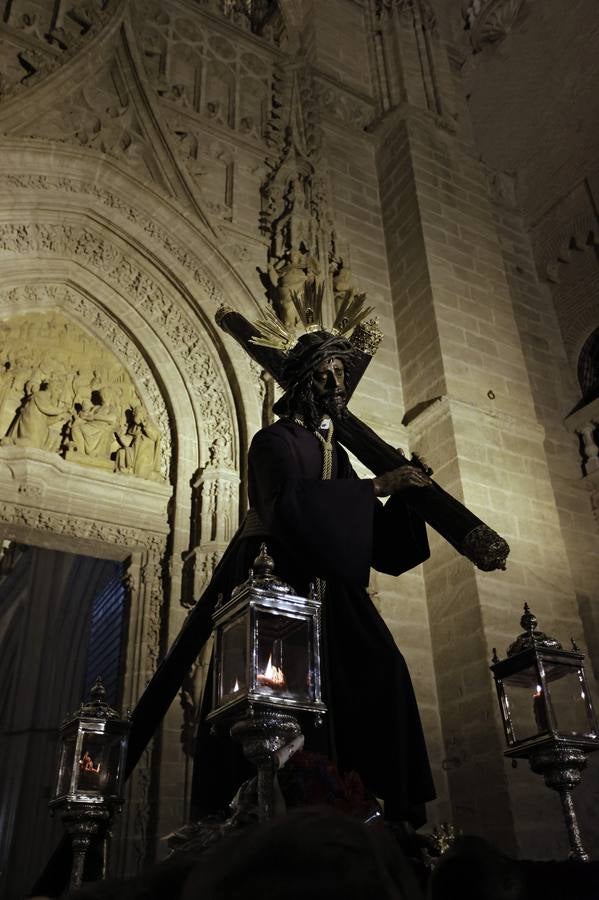 En imágenes, ecos antiguos de miserere reciben al Gran Poder en la Catedral