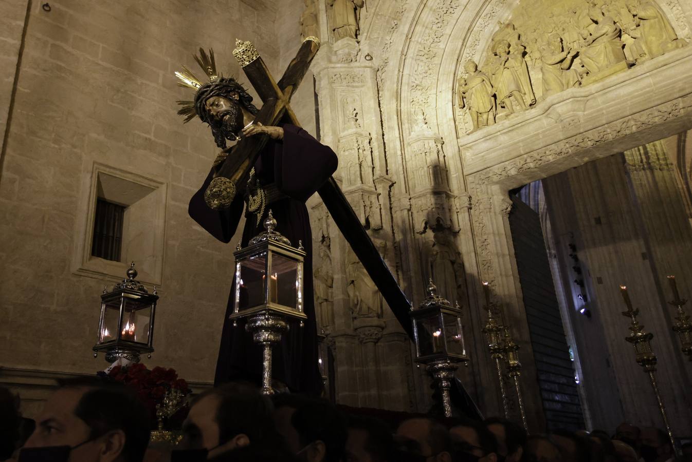 En imágenes, ecos antiguos de miserere reciben al Gran Poder en la Catedral