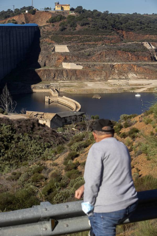 La sequía en el pantano de La Breña de Córdoba, en imágenes