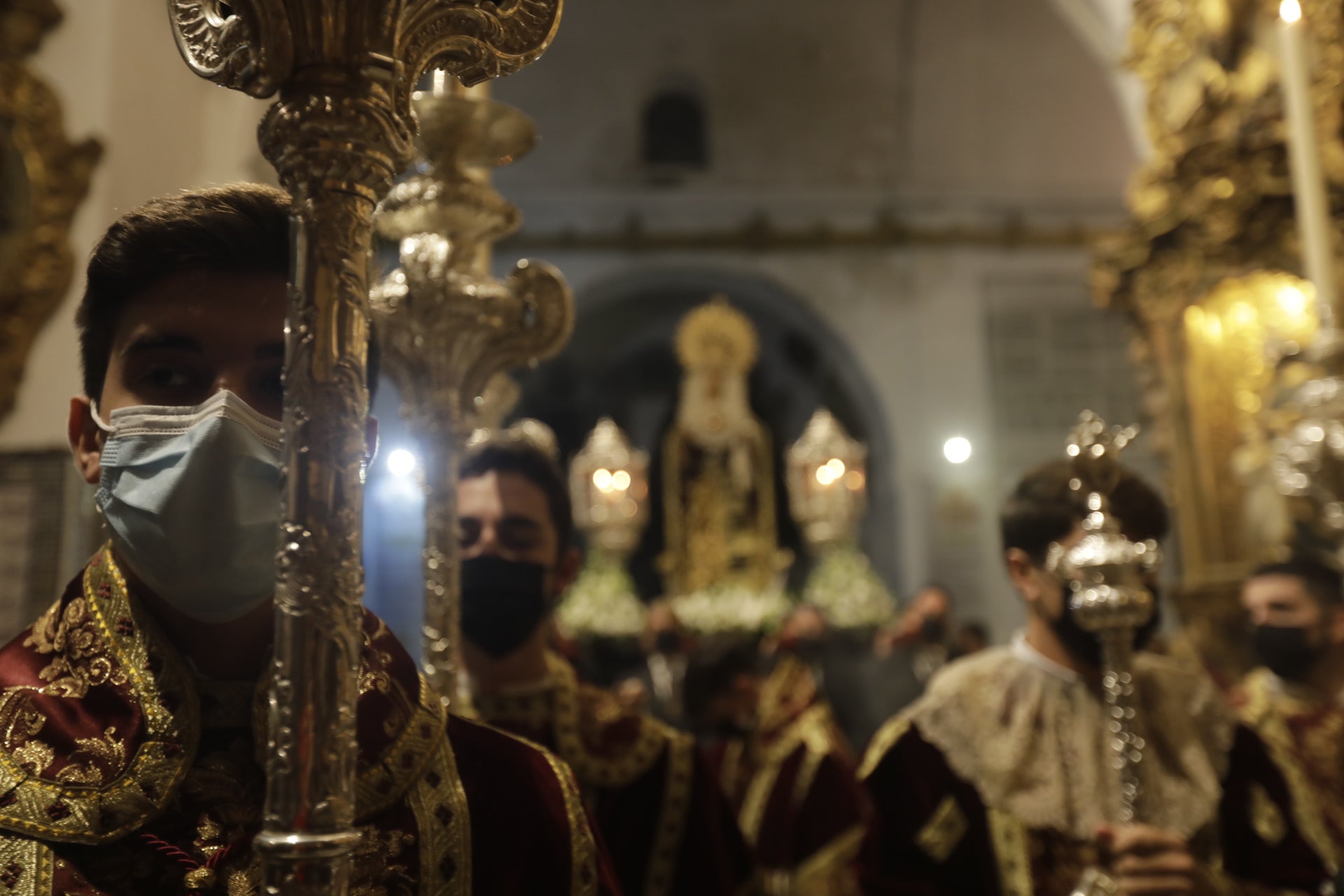 En imágenes: María Santísima de los Dolores recorre el barrio de Santa María