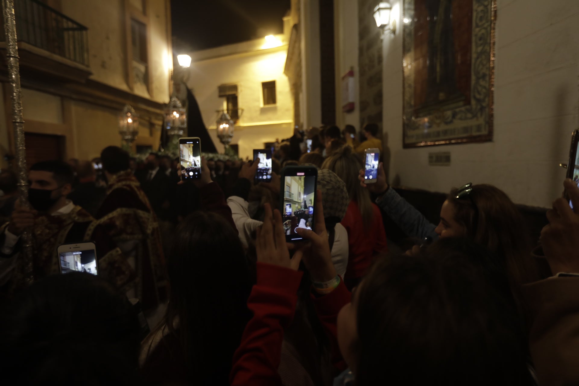 En imágenes: María Santísima de los Dolores recorre el barrio de Santa María