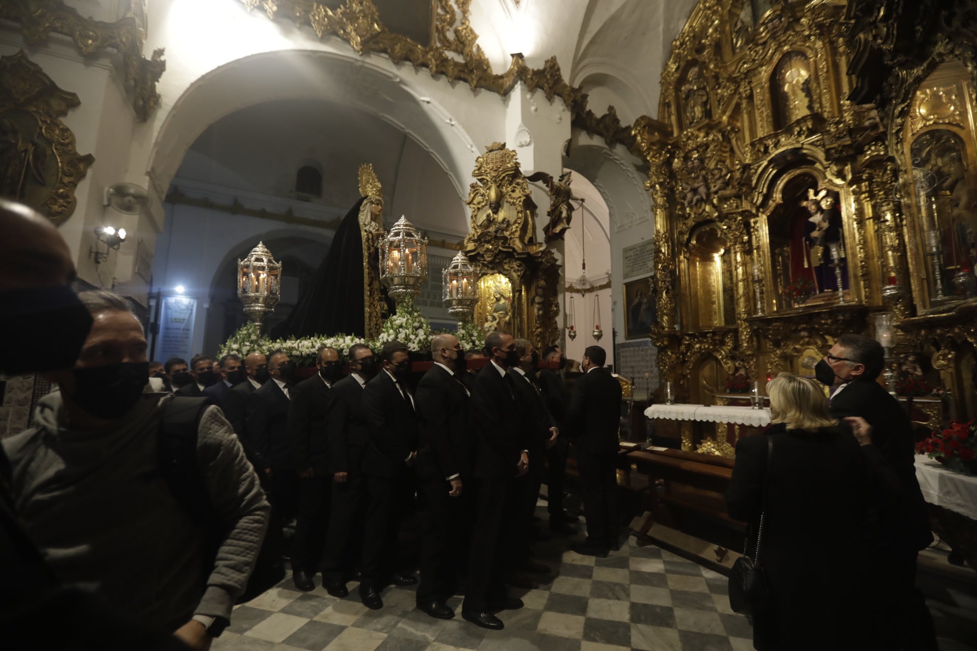 En imágenes: María Santísima de los Dolores recorre el barrio de Santa María