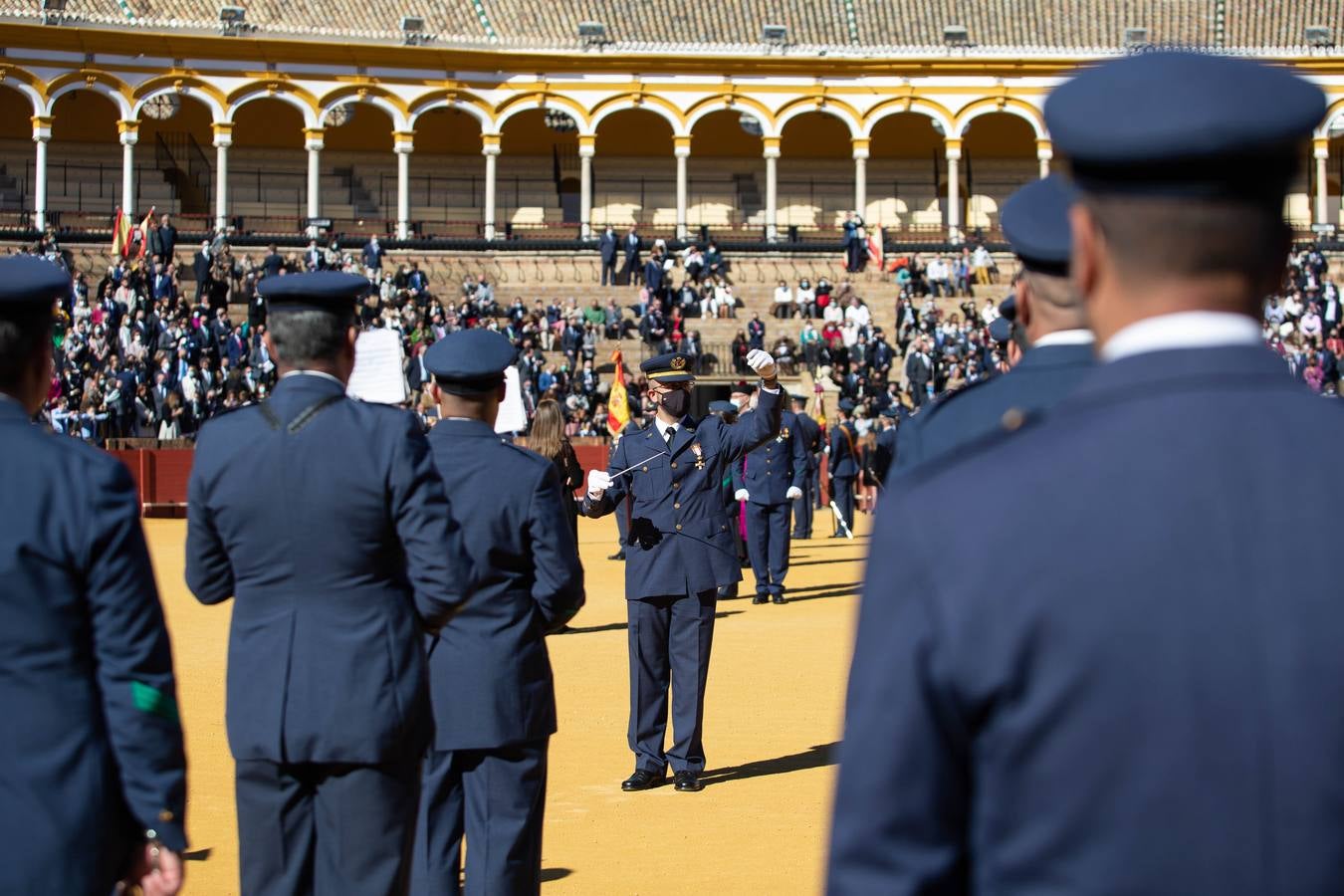 Jura de bandera en la plaza de toros de la Maestranza de Sevilla