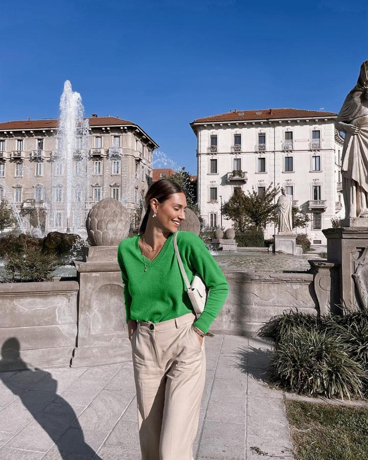 Verde, el color de la temporada. Las calles y las pasarelas han hablado. El verde en todas sus versiones se ha convertido en el nuevo imprescindible de la temporada, una tonalidad que se adapta a todas las personalidades gracias a su amplia gama cromática. En neón para las más atrevidas, oliva en las más clásicas y en versión más ‘soft’ para las amantes del minimalismo. Este color tiene una gran personalidad que permite ser lucido en pequeñas dosis o en versión ‘total look’, e independientemente de cómo se lleve si algo se saca en claro es que acapara el protagonismo del estilismo, por lo que no es necesario añadir más aderezos. A continuación se resumen algunas de las expertas en moda para lucirlo con estilo, así como diversas ideas para añadirlo a los looks.