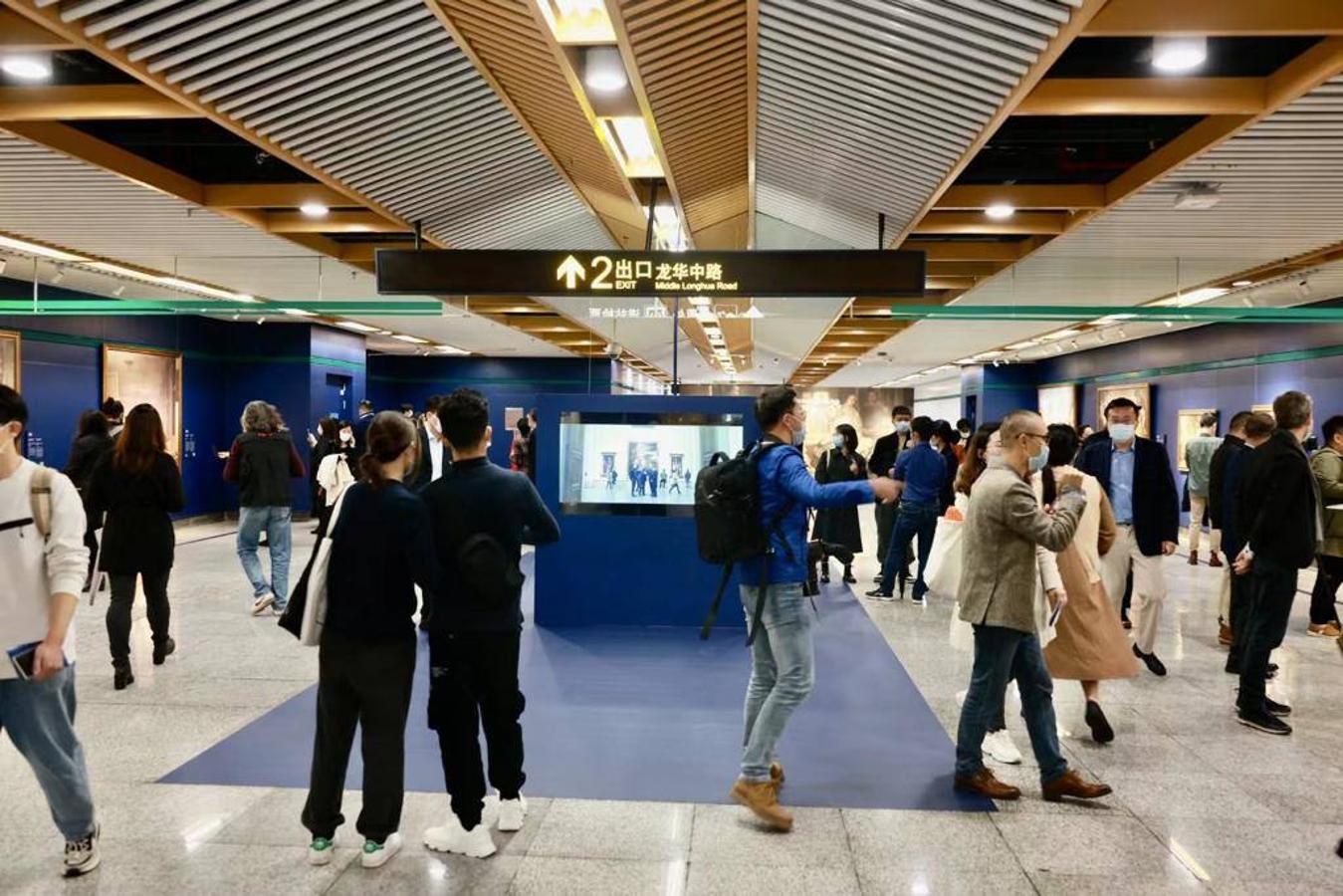 El interés de esta muestra radica en sacar el museo de sus muros, recreando su espacio en una estación de metro de 810 m2 para disfrutar de la experiencia de un paseo por las obras del Museo como si estuvieran en sus salas. Para ello se han escogido 29 obras entre las más representativas de los fondos del Museo