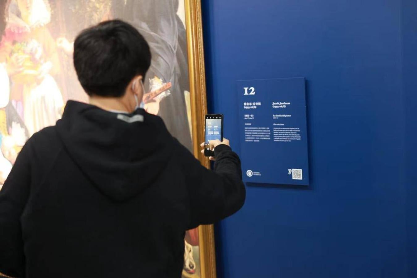 Hasta el próximo 10 de febrero, 29 reproducciones fotográficas a tamaño real de las obras más representativas del Museo Nacional del Prado  se intalan en la estación Middle Longhua del metro de Shanghái por la que a diario pasan unas 100.000 personas.