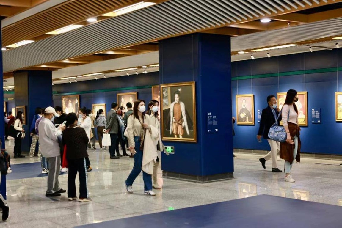 Quienes se acerquen a la muestra podrán contemplar obras íntegras y espectaculares detalles, y dejarse seducir por el color o las expresiones de los rostros que habitan todas estas pinturas.