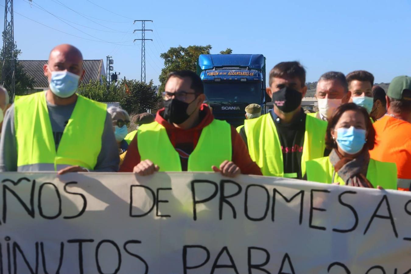 El corte de la A-431 en Almodóvar del Río por el Cercanías, en imágenes