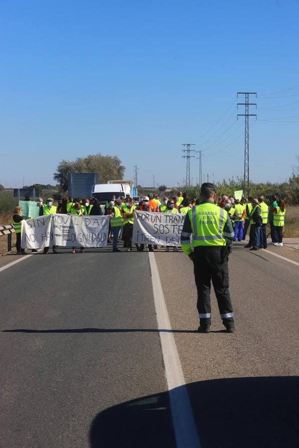 El corte de la A-431 en Almodóvar del Río por el Cercanías, en imágenes