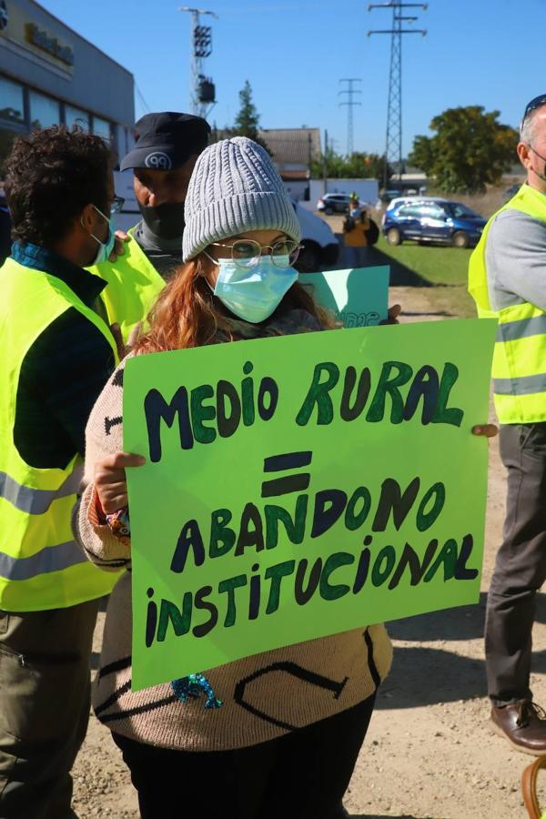 El corte de la A-431 en Almodóvar del Río por el Cercanías, en imágenes