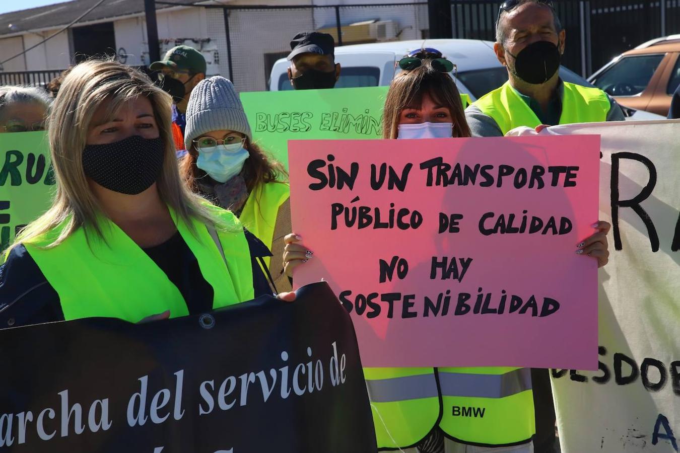 El corte de la A-431 en Almodóvar del Río por el Cercanías, en imágenes