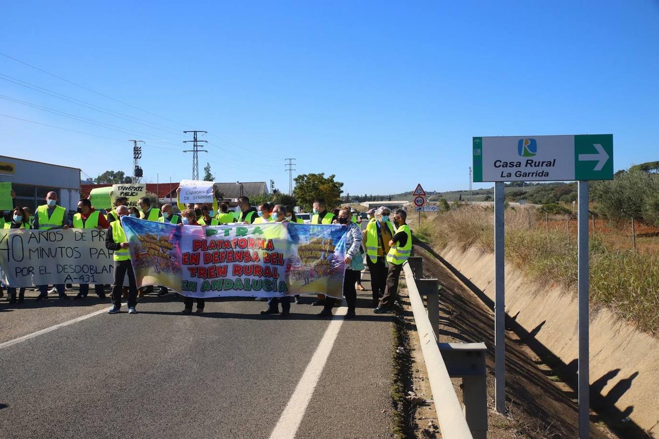 El corte de la A-431 en Almodóvar del Río por el Cercanías, en imágenes