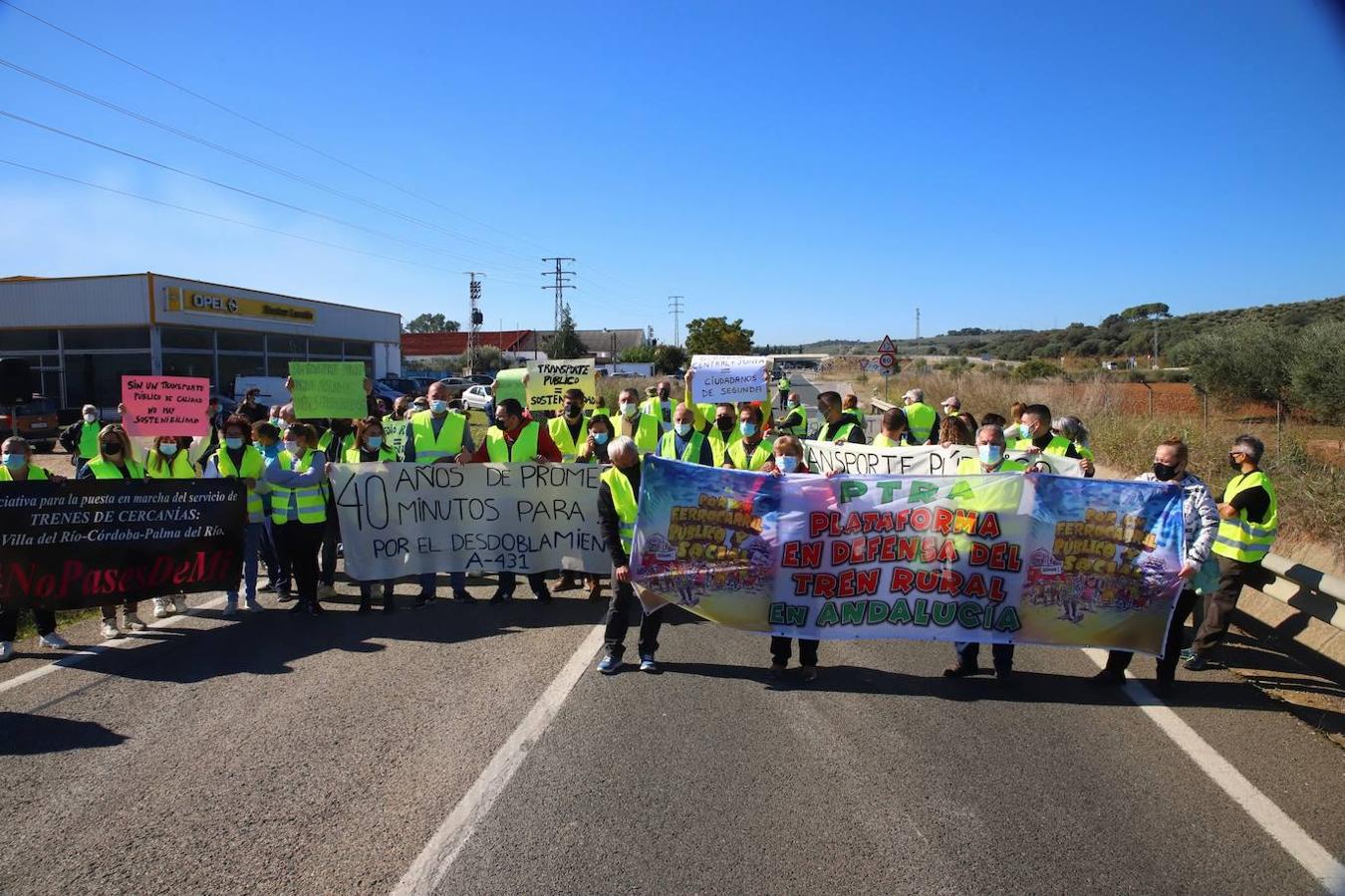 El corte de la A-431 en Almodóvar del Río por el Cercanías, en imágenes