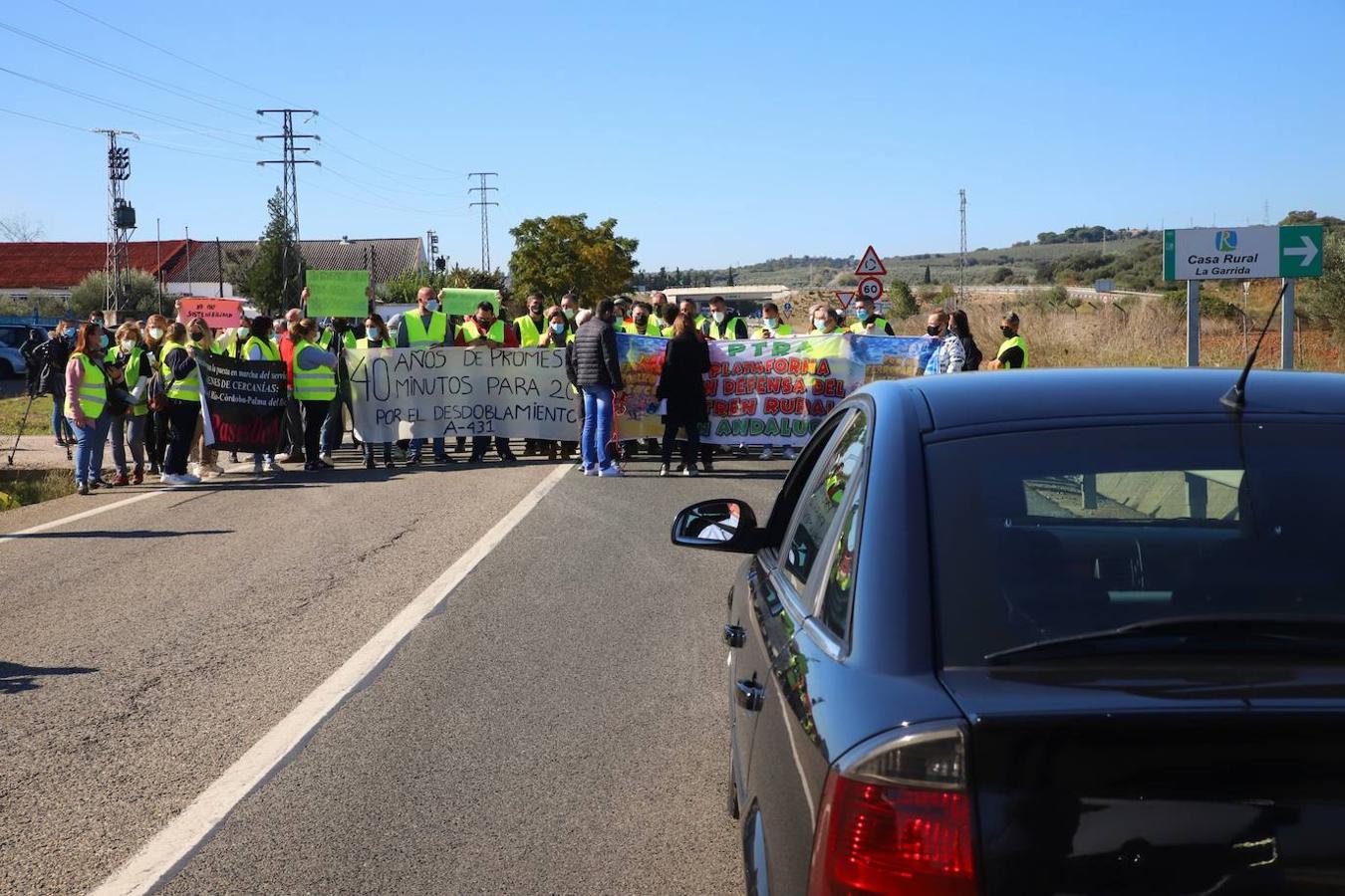 El corte de la A-431 en Almodóvar del Río por el Cercanías, en imágenes